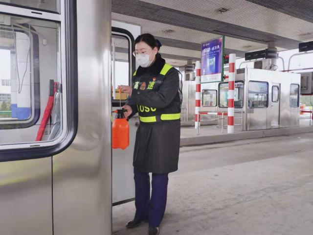 淮南西站的凡文欣，作為一名“90后”團干部，始終堅守一線戰(zhàn)疫情.jpg