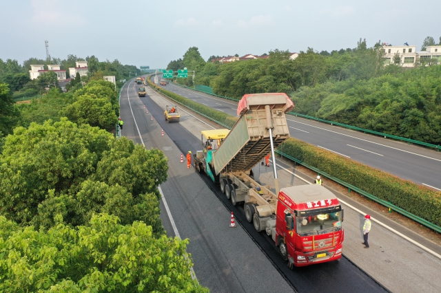 7月15日，滬武高速馬巢段進行單車道路面銑刨重鋪作業(yè)。.png