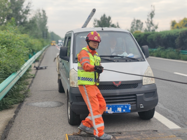 亳州中心阜陽(yáng)段上行K376施救員徐建才調(diào)整拖車(chē)鋼絲繩，開(kāi)展救援行動(dòng)。.jpg