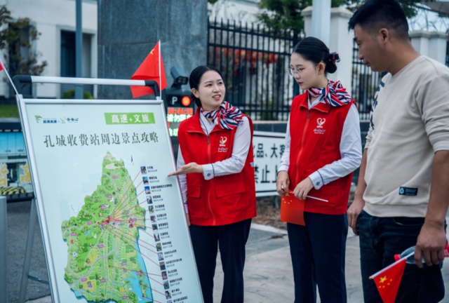 1759889938923177.png 合安中心孔城站文旅推介員向前來咨詢司乘人員贈(zèng)送小國旗.png